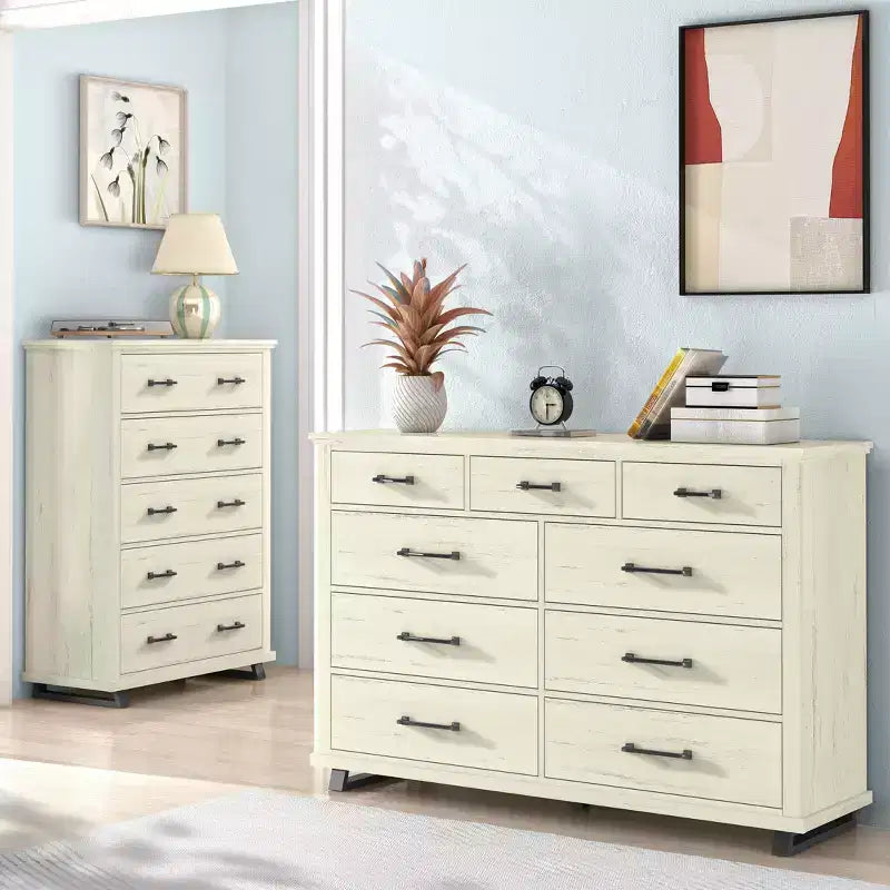 Ensemble commode contemporaine 9 tiroirs et chiffonnier 5 tiroirs 96,5 cm, aspect bois scié blanc cassé : Rangement de chambre avec assemblage adulte requis