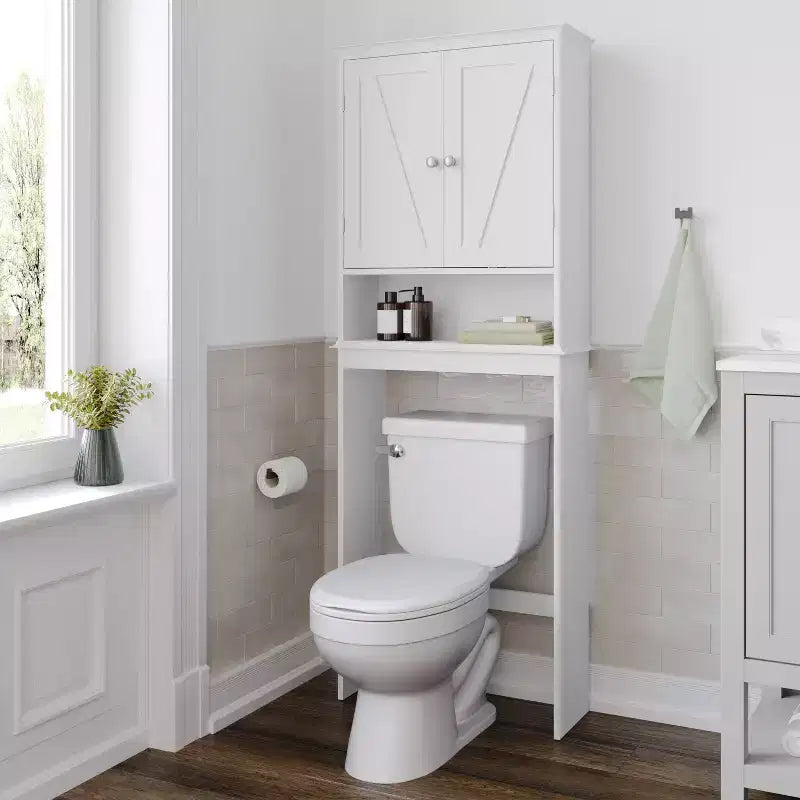 Dune Farmhouse : Meuble de rangement de salle de bain à poser au-dessus des toilettes, avec portes à fermeture magnétique, étagère réglable et étagère inférieure ouverte